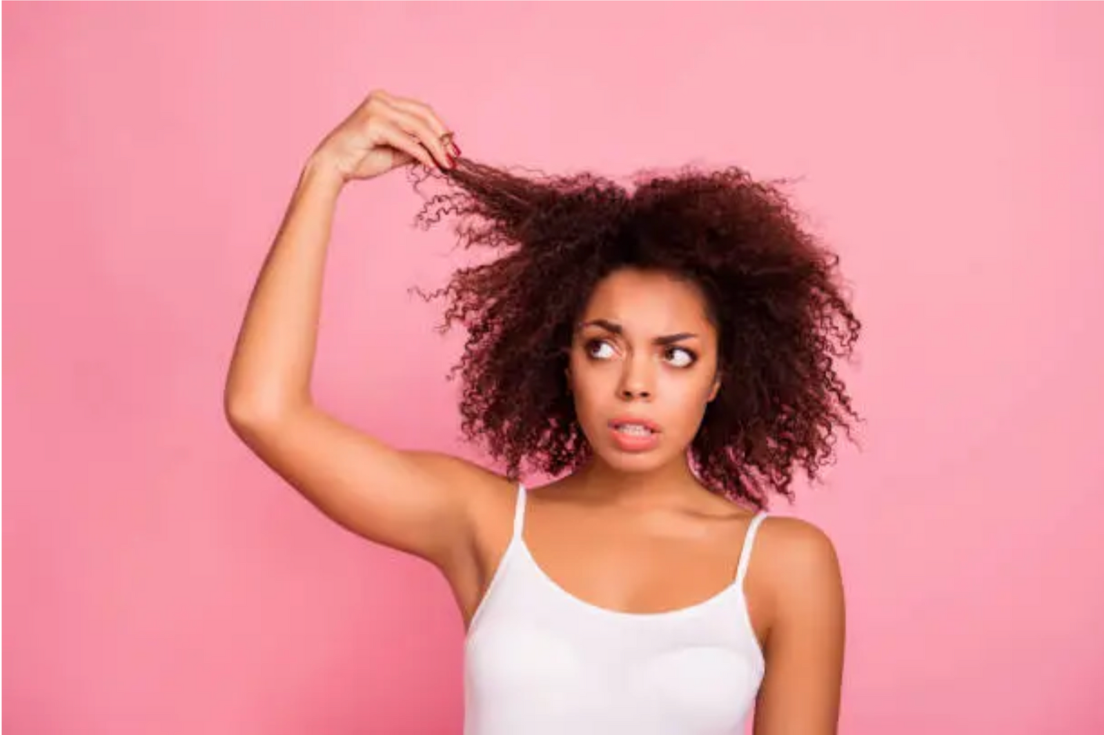 Cheveux à forte porosité : comment retenir l’hydratation et éviter la casse ?