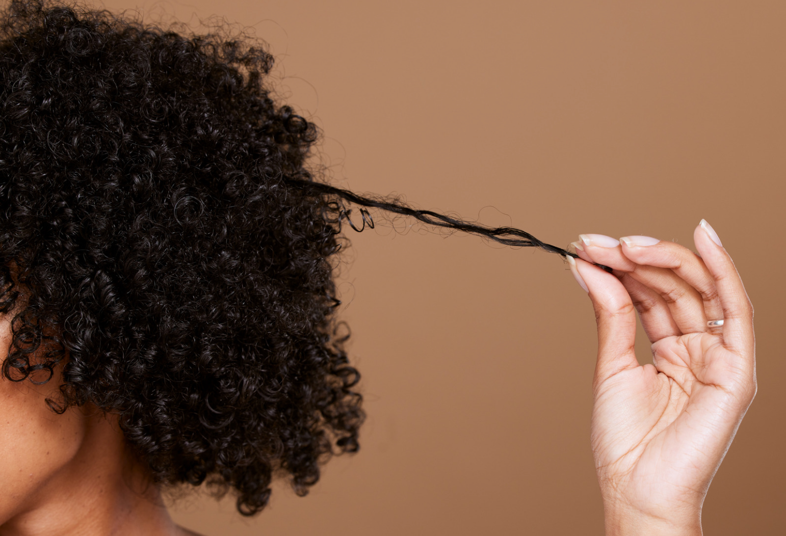 Cheveux à faible porosité : comment hydrater efficacement vos cheveux naturels
